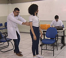 Especialistas da COOTES fazem blitz para examinar a coluna de estudantes das escolas públicas